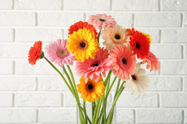 Csokor Gyönyörű Színes Gerbera Virágok Vázában Ellen Fehér Téglafal — Stock Fotó