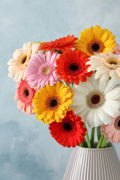 Bukiet Piękny Kolorowe Gerbera Kwiaty Wazonie Niebieskim Tle — Zdjęcie stockowe