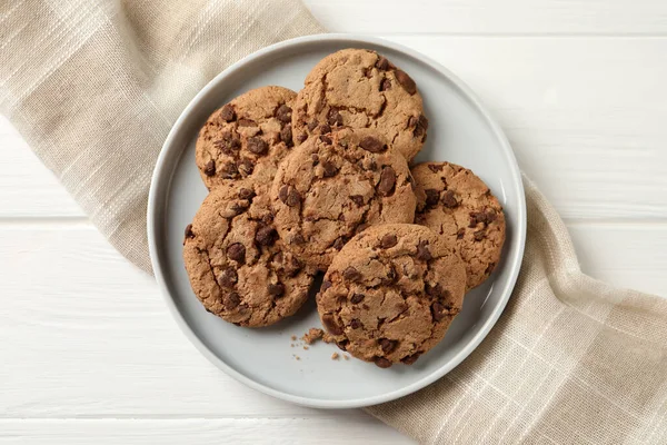 Deliciosas Galletas Chispas Chocolate Mesa Madera Blanca Vista Superior — Foto de Stock