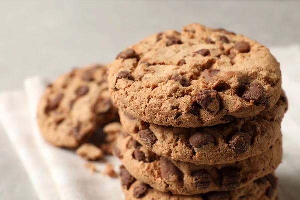 Deliciosas Galletas Chocolate Mesa Gris Claro Primer Plano — Foto de Stock