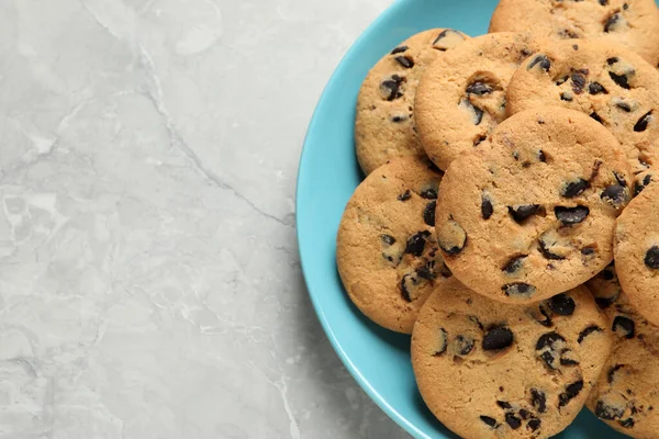 Plate Delicious Chocolate Chip Cookies Grey Marble Table Top View — Stock Photo, Image