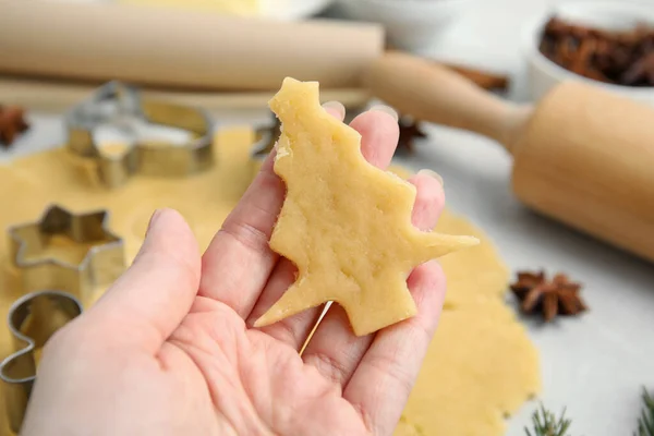 Vrouw Met Ongebakken Kerstboom Vormige Koekje Aan Tafel Close — Stockfoto