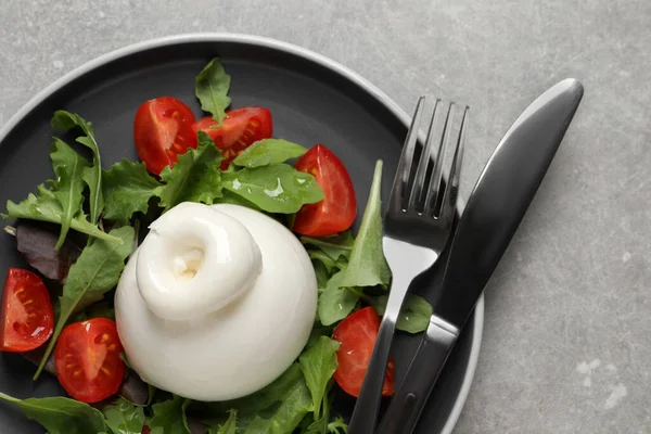 Köstlicher Burrata Salat Mit Tomaten Und Rucola Auf Grauem Tisch — Stockfoto