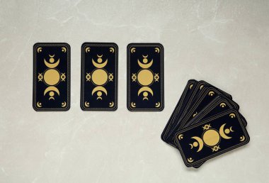 Tarot kartları ışık masasında, düz yerde. Ters taraf
