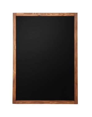 Tahta çerçeveli siyah tebeşir tahtası beyaza izole edilmiş.