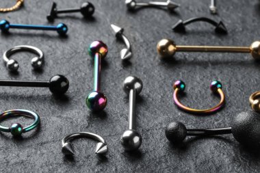Gri masaya piercing takmak için şık mücevherler, yakın plan.