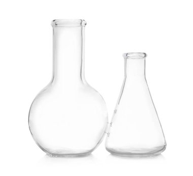 Beyaz arka planda boş mataralar. Laboratuvar ekipmanları