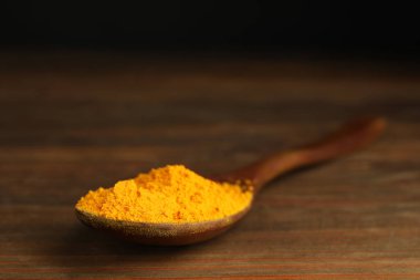 Tahta masada safran tozlu kaşık.