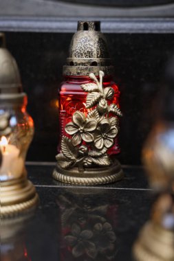 Mezarlıkta granit yüzeyde mezar ışıkları