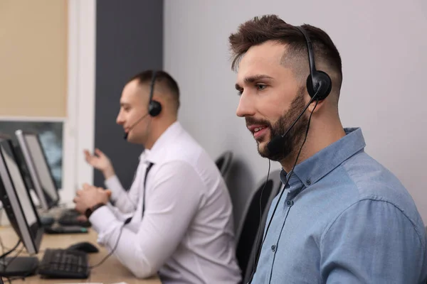 Operatorzy Call Center Słuchawkami Pracującymi Nowoczesnym Biurze — Zdjęcie stockowe