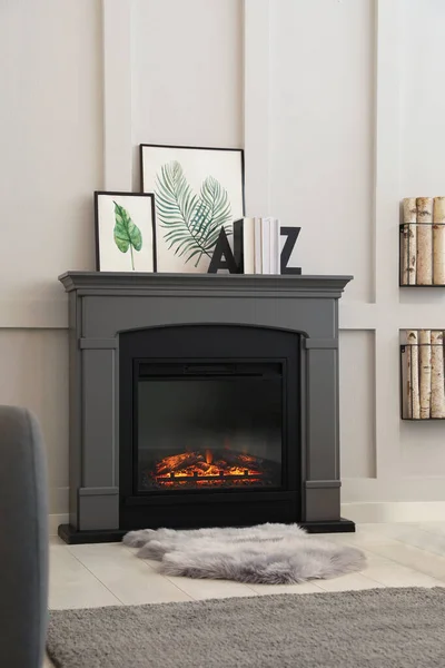 電気暖炉と装飾要素とスタイリッシュなリビングルームのインテリア — ストック写真