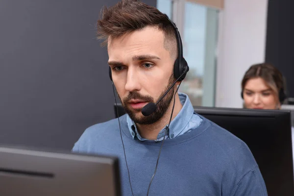 Handsome Call Center Operator Met Headset Werken Modern Kantoor — Stockfoto