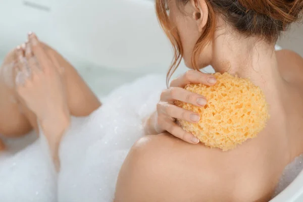 Mujer Con Esponja Tomando Baño Burbujas Primer Plano — Foto de Stock