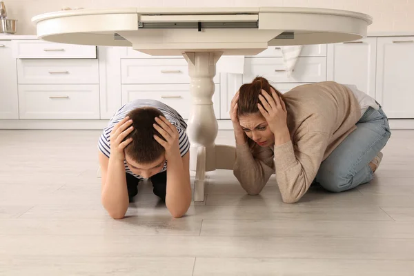 Scared Mother Her Son Hiding Table Kitchen Earthquake — Stock Photo, Image