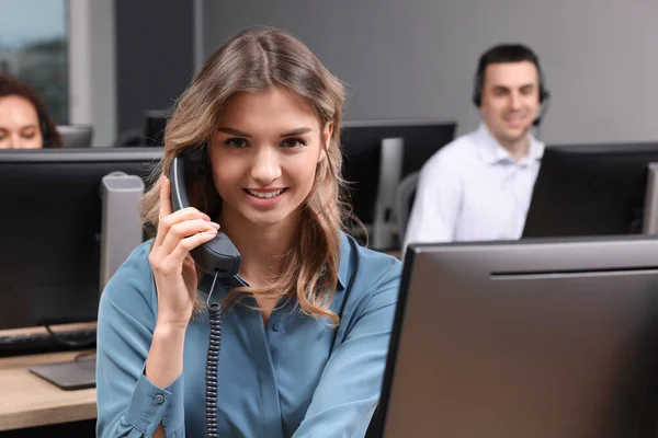 Giovane Operatore Call Center Parlando Telefono Suoi Colleghi Che Lavorano — Foto Stock