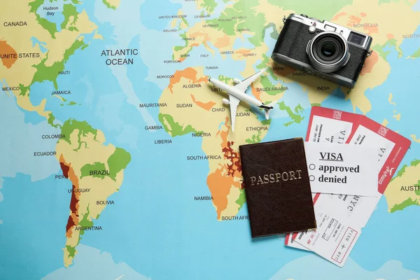 Επίπεδη Σύνθεση Διαβατήριο Και Εισιτήρια Στον Παγκόσμιο Χάρτη Χώρος Για — Φωτογραφία Αρχείου