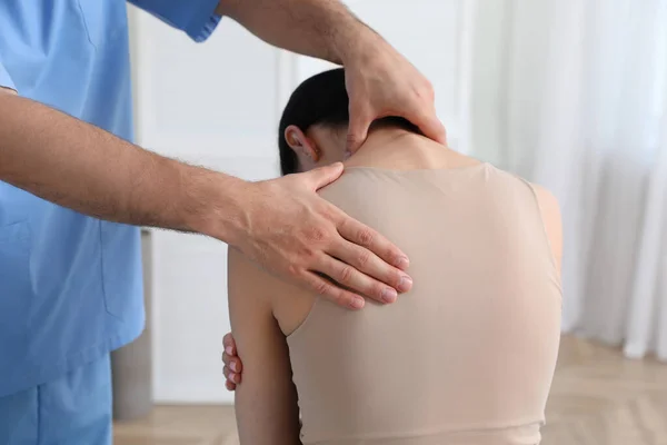 Ortopedista Examinando Una Mujer Clínica Cerca Tratamiento Escoliosis —  Fotos de Stock