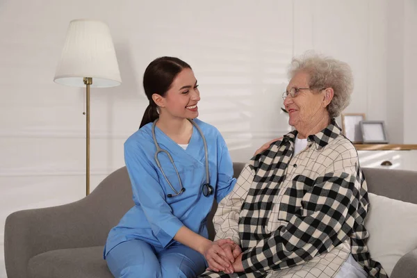 Junge Pflegerin Gespräch Mit Seniorin Auf Sofa Zimmer Gesundheitsdienst Hause — Stockfoto