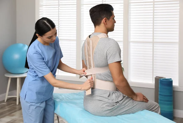 Ortopedista Ayudando Paciente Ponerse Corrector Postura Clínica Tratamiento Escoliosis —  Fotos de Stock