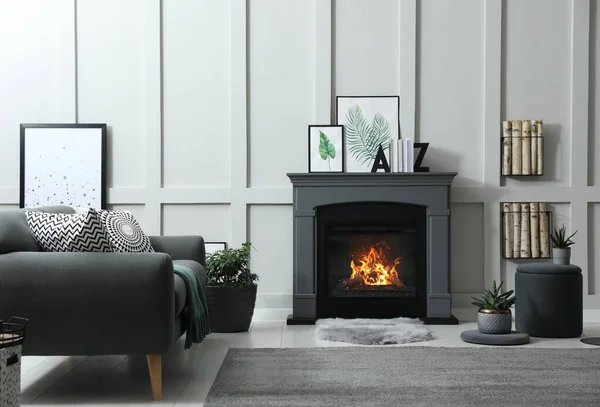 Elegante Salón Interior Con Chimenea Eléctrica Muebles Cómodos — Foto de Stock