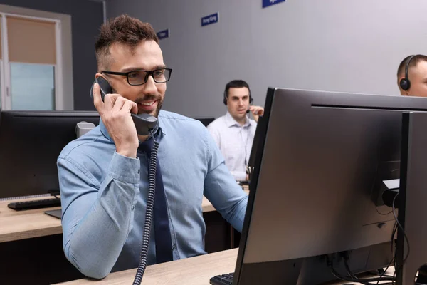 Schöner Callcenter Betreiber Telefoniert Mit Seinen Kollegen Modernen Büro — Stockfoto