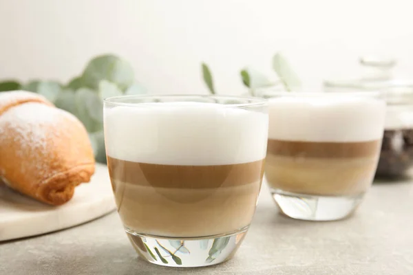 Délicieux Latte Macchiato Croissant Sur Table Gris Clair — Photo