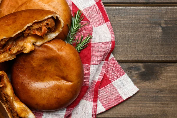 Heerlijke Gebakken Pasteitjes Met Kool Rozemarijn Takken Houten Tafel Bovenaanzicht — Stockfoto