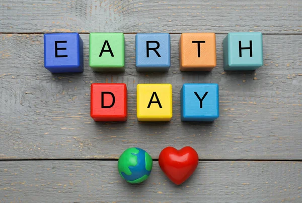 Dünya Günü Plastik Gezegen Gri Ahşap Masa Üzerindeki Dekoratif Kalp — Stok fotoğraf