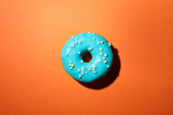 Köstliche Glasierte Donut Auf Orangefarbenem Hintergrund Draufsicht — Stockfoto