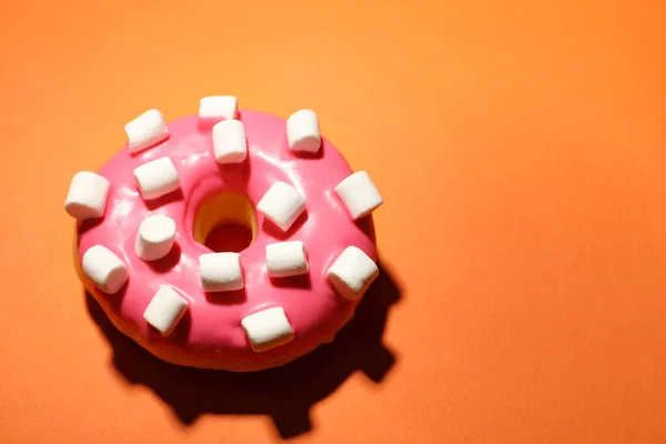 Süße Köstliche Glasierte Donut Mit Marshmallow Auf Orangefarbenem Hintergrund Über — Stockfoto