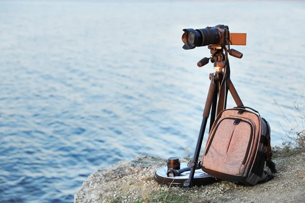 Professionelle Fotoausrüstung Der Felsigen Flussküste — Stockfoto