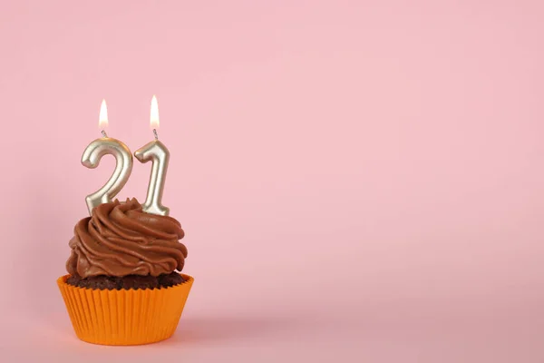 Νόστιμο Cupcake Αριθμό Σχήμα Κεριών Ροζ Φόντο Χώρος Για Κείμενο — Φωτογραφία Αρχείου