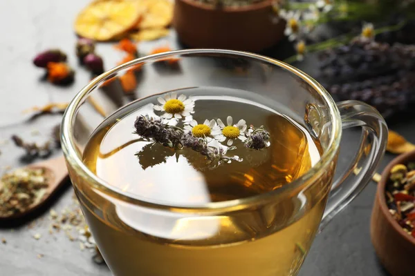 Masada Bir Bardak Aromatik Bitki Çayı Yakın Plan — Stok fotoğraf