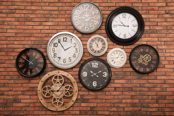 Coleção Relógios Pendurados Parede Tijolo Vermelho — Fotografia de Stock