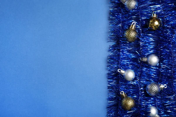 Ouropel Brilhante Bolas Natal Fundo Azul Flat Lay Espaço Para — Fotografia de Stock