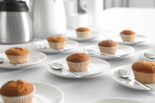 Molti Deliziosi Muffin Serviti Sul Tavolo Bianco Una Pausa Caffè — Foto Stock