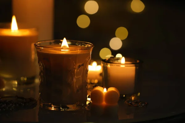 Lindas Velas Acesas Mesa Escuridão Espaço Para Texto — Fotografia de Stock