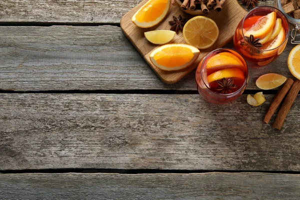 Αρωματικό Ποτό Γροθιά Και Συστατικά Ξύλινο Τραπέζι Επίπεδη Lay Χώρος — Φωτογραφία Αρχείου