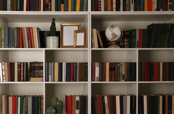 棚の上の本や装飾要素のコレクション 図書館 — ストック写真