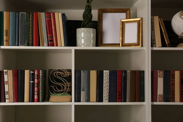 棚の上の本や装飾要素のコレクション 図書館 — ストック写真