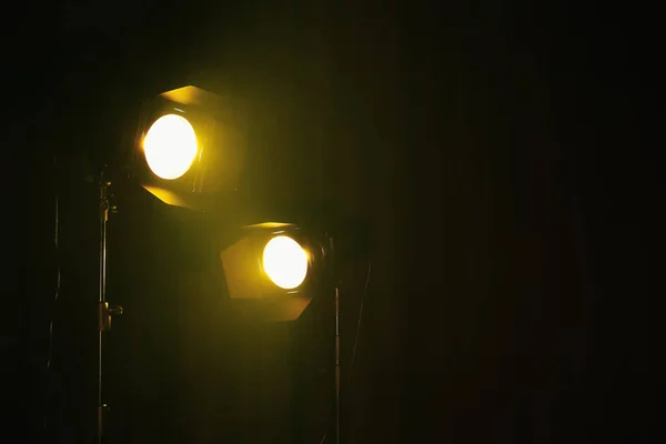 Karanlık Sahnede Parlak Sarı Spot Işıkları Metin Için Boşluk — Stok fotoğraf