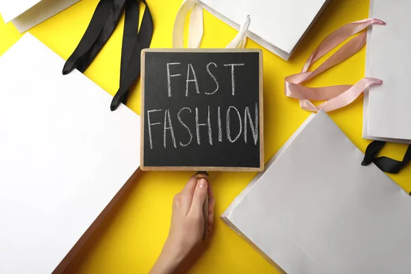 Gazdaság Kis Tábla Kifejezéssel Fast Fashion Fehér Bevásárló Táskák Sárga — Stock Fotó