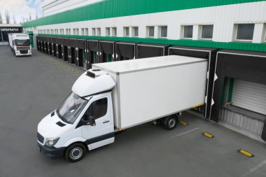 Dışarıdaki büyük deponun yakınındaki kamyonlar. Lojistik Merkezi
