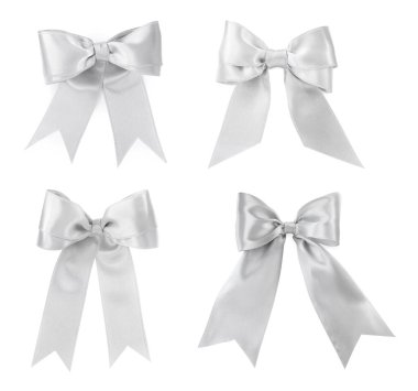 Beyaz arka planda güzel gümüş kurdeleler ve fiyonklarla kurulmuş.