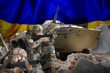 Ukrayna 'daki savaşı durdurun. Savunucular ve askeri tank şehri koruyor. Ukrayna bayrağı ve gökyüzü altındaki evlerin çifte görüntüsü