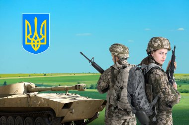 Ukrayna 'daki savaşı durdurun. Savunma ve askeri tank sahada, Ukrayna Trizub mavi gökyüzüne karşı