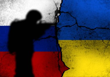 Arka planda Ukrayna ve Rus bayrakları arasında çatlakları olan asker silueti, metin için boşluk. Savaş sırasında askerlik.