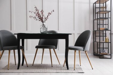 Yeni şık mobilyalarla dolu güzel bir yemek odası.