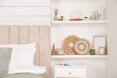 Duvar rafları şık yatak odasının iç kısımlarında dekor unsurları barındırıyor.