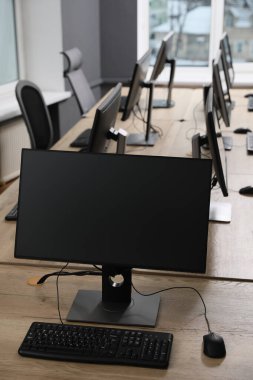 Açık uzay ofisindeki birçok modern bilgisayar